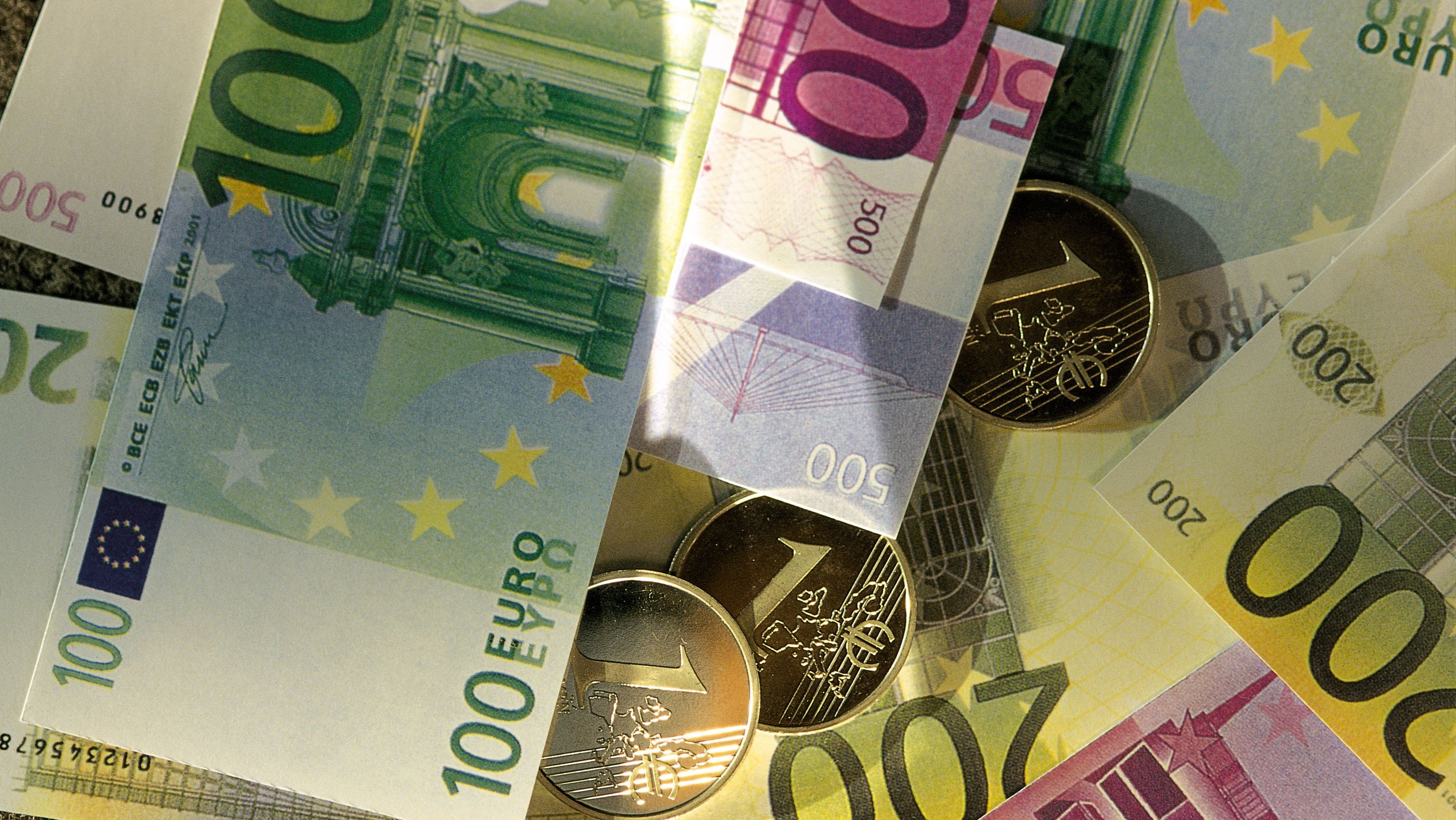 Peniaze_eurá_bankovky_mince